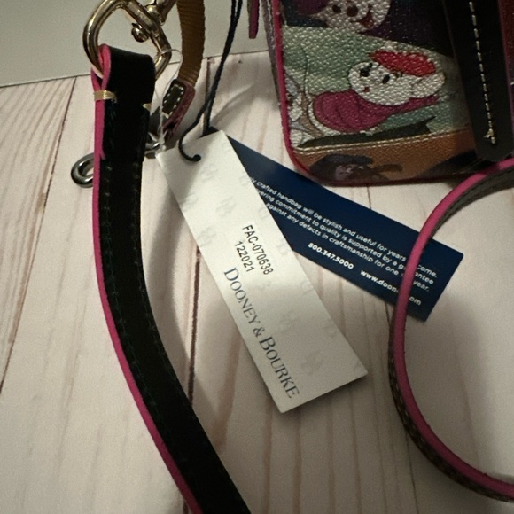 Disney Parks Dooney & Bourke The Rescuers Crossbody Camera Bag - NEW - Picture 3 of 12